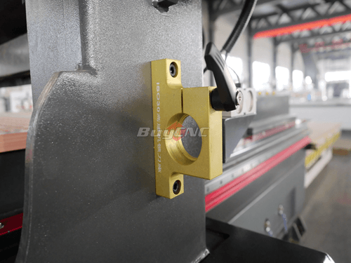 NEW — CNC工作機械ホルダークランプ